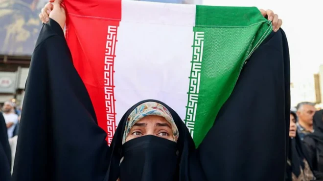 Mujer con bandera iraní