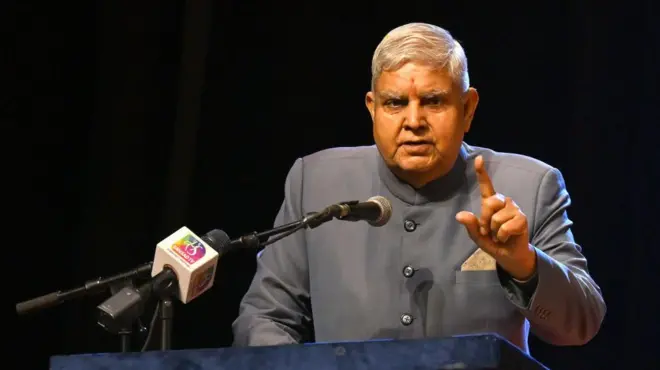 जगदीप धनखड़ के इस्तीफ़े के बाद कांग्रेस पार्टी ने कई सवाल उठाए हैं. 