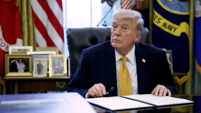 ওভাল অফিসে ডোনাল্ড ট্রাম্প (ফাইল)