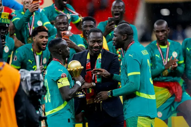 Sadio Mané, Pape Thiaw le sélectionneur du Sénégal, et Kalidou Koulibaly célèbrent leur victoire en finale de la Coupe d'Afrique des Nations (CAN) contre le Maroc, le 18 janvier 2026, au stade Prince Moulay Abdellah de Rabat. 