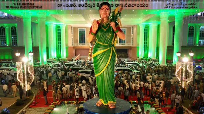 తెలంగాణ సచివాలయ ఆవరణలో ఏర్పాటు చేసిన తెలంగాణ తల్లి విగ్రహాన్ని ముఖ్యమంత్రి రేవంత్ రెడ్డి ఆవిష్కరించారు.