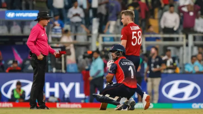 टी२० विश्वकपमा इङ्ग्ल्यान्डसँगको खेलका क्रममा नेपाली खेलाडी लोकेश बम