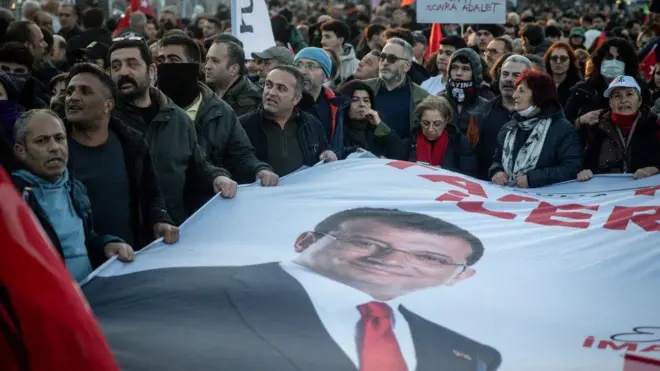 Kalabalı Ekrem İmamoğlu posteri tutuyor