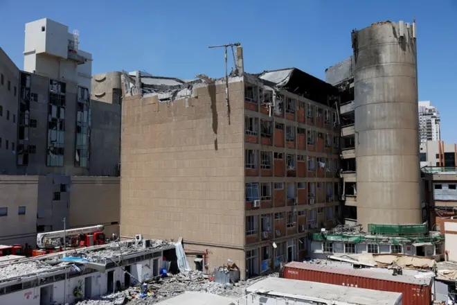 Prédio parcialmente destruído