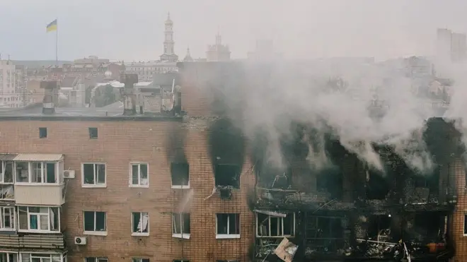 Un edificio de Járkov en llamas.