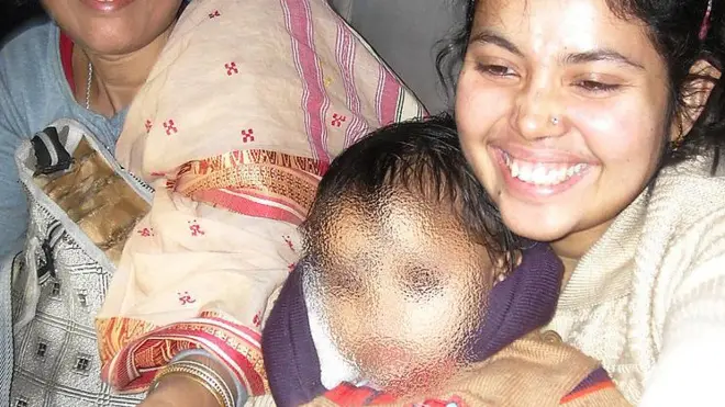 आपल्या मुलीसोबत सागरिका