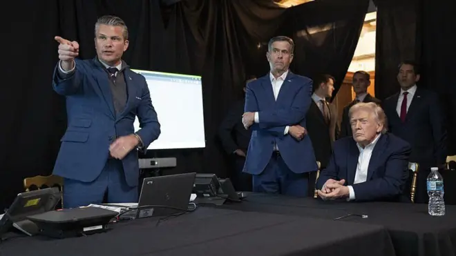  ترامب مع مسؤولين أمريكيين 