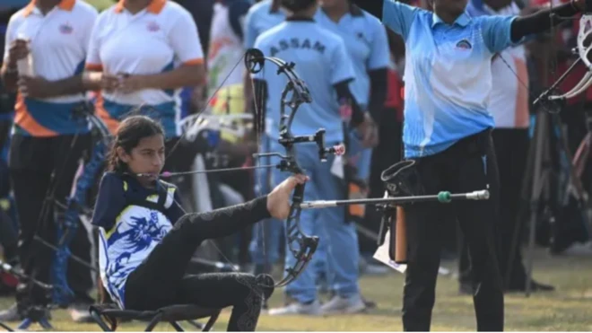 Sheetal Devi, 17, wit her bowas she dey shoot arrow