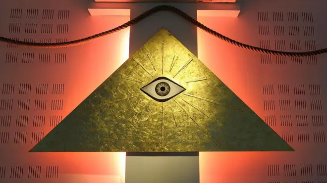 Эмблема масонов в здании Великой национальной ложи Франции в Каркассоне.