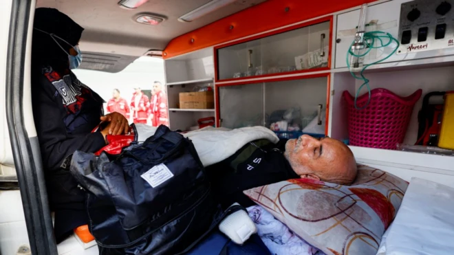 يرقد مريض فلسطيني داخل سيارة إسعاف، برفقة أحد أقاربه، في طريق عودتهما إلى منزلهما بعد أن أبلغهما المسؤولون بتأجيل سفرهما المقرر اليوم عبر معبر رفح الحدودي، في خان يونس جنوب قطاع غزة، 4 فبراير/شباط 2026.