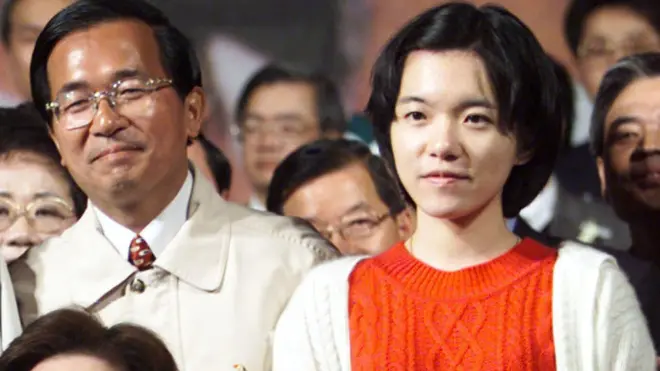 2000年3月18日晚，當選總統陳水扁（左）與女兒陳幸妤（右）站在選後集會舞台上，向民進黨的選民致謝。