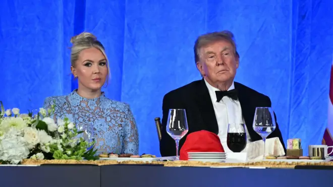 Rzeczniczka prasowa Białego Domu Karoline Leavitt i prezydent USA Donald Trump oglądają występ Oza Pearlmana podczas kolacji Stowarzyszenia Korespondentów przy Białym Domu (WHCA) w hotelu Waldorf Astoria w Waszyngtonie, 24 lipca 2026 roku.