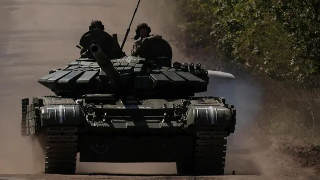 युद्ध में तैनात यूक्रेन के टैंक