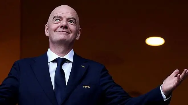 Инфантино радостно разводит руками