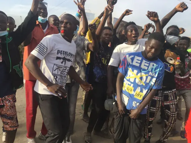 Des manifestants dans une rue de N'djaména le 20 octobre 2022