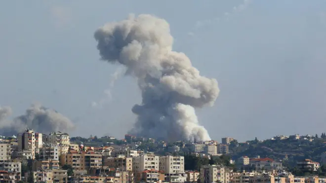 23 सितंबर को इसराइल ने लेबनान पर हमला किया था. ये तस्वीर उसी हमले की है.