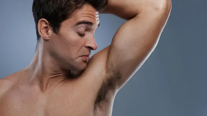 مردی در حال بو کشیدن