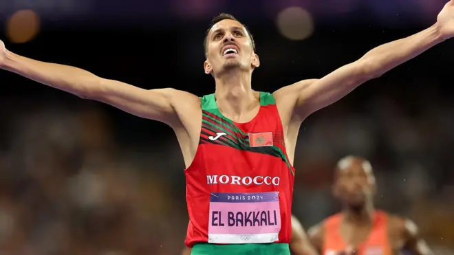 العداء المغربي سفيان البقالي يفوز بالميدالية الذهبية سباق 3000 متر موانع