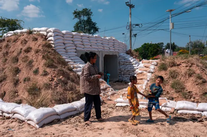 ประชาชนใน จ.สระแก้ว บางส่วนไม่ได้ย้ายไปอยู่ศูนย์พักพิงชั่วคราว แต่เลือกกำบังตัวอยู่ในบังเกอร์