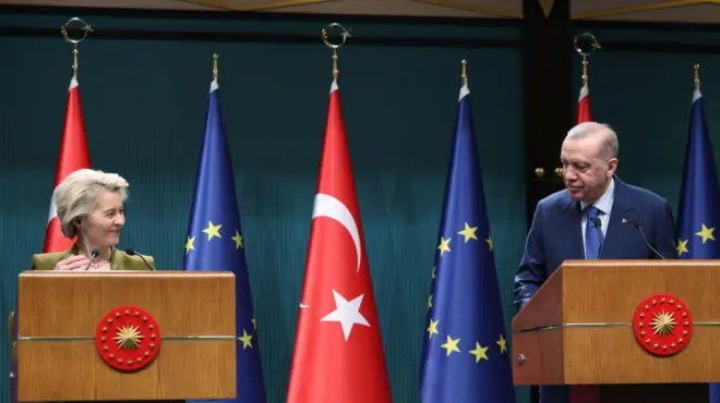 فون در لاین در یک سو و اردوغان در سوی دیگر پشت تریبون ایستاده‌اند و در یک نشست خبری در سال ۲۰۲۵ شرکت کرده در حال صحبت هستند