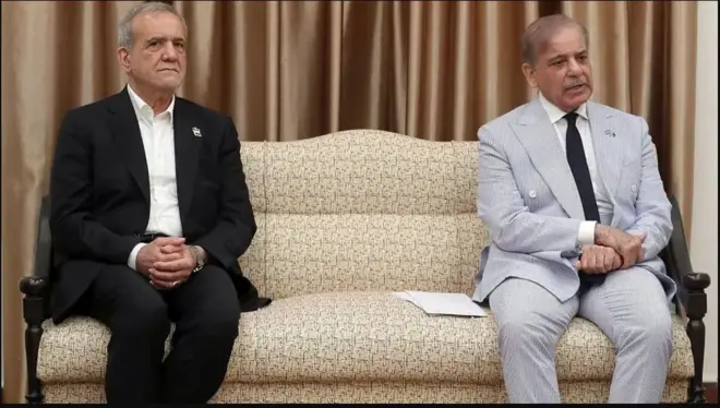 Ra'iisul wasaaraha Pakistan Shahbaz Sharif iyo madaxweynaha Iran Masoud Pezhikian
