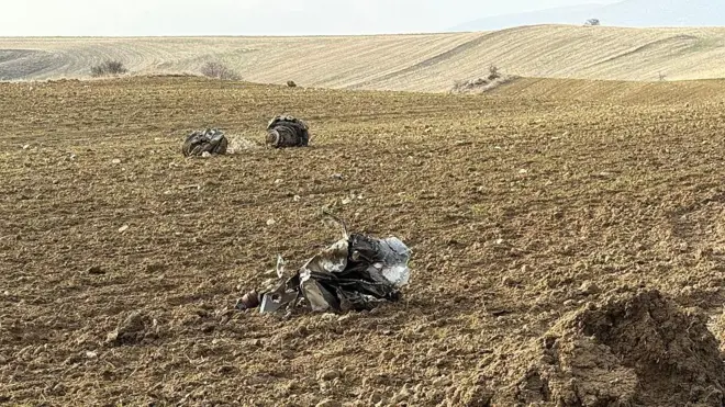Düşen uçağın enkazından parçalar Kesikkavak Köyü yakınlarında bulundu