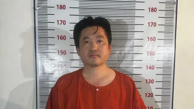 Мужчина в красной арестантской робе.