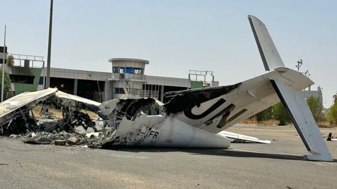 Обломки самолета в аэропорту Хартума