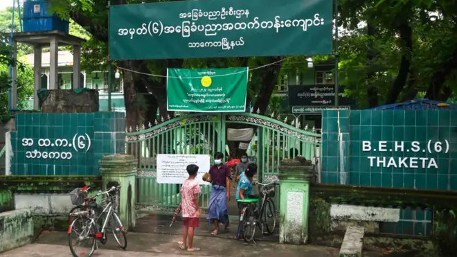 ၂၀၂၂ ခုနှစ် မေ ၃၁ ရက်နေ့က ရန်ကုန်မြို့ရှိ ကျောင်းတစ်ကျောင်းတွင် ဇွန် ၂ ရက် စတင်မည့် စာသင်နှစ်သစ်အတွက် ၎င်းတို့၏သားသမီးများကို ကျောင်းအပ်နှံပြီးနောက် မိဘများ ကျောင်းဝင်းမှ ထွက်ခွာလာကြစဉ်။