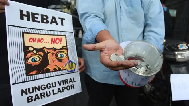 Aktivis Aliansi Elemen Sipil berunjuk rasa di depan Kantor Direktorat Jenderal Pajak, Jakarta, Jumat (3/3). Dalam aksi bertajuk Koin Peduli untuk Ditjen Pajak tersebut, para pengunjuk rasa mendesak audit seluruh harta kekayaan pejabat tinggi di lingkungan Ditjen Pajak.