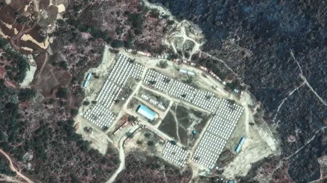 ወታደራዊው ካምፕ ካምፕ ውስጥ የተተከሉ ድንኳኖችን የሚያሳይ የሳተላይት ምስል