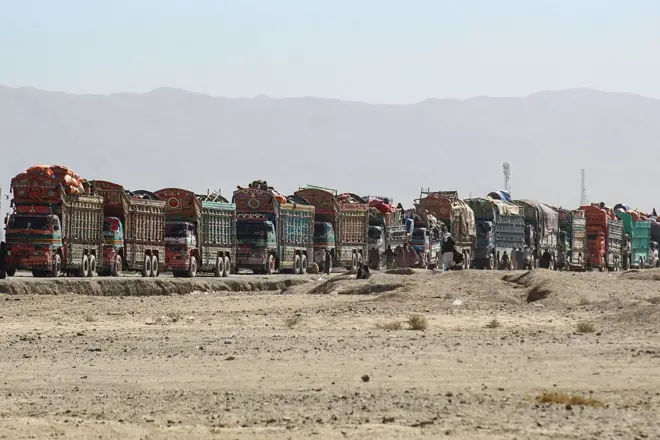 د افغانستان او پاکستان تر منځ د کړکېچ له زیاتېدو وروسته د ډېورنډ کرښې په اوږدو کې دواړو غاړو ته د لاریو اوږده کتارونه ایسار پاتې دي. ارشیف تصویر