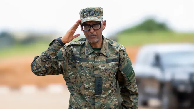 Perezida Paul Kagame yambaye imyambaro ya gisirikare yateye isaluti