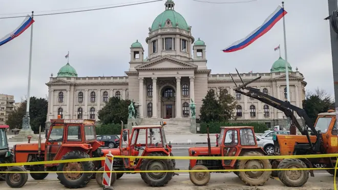 traktori ispred skusptine srbije, beograd