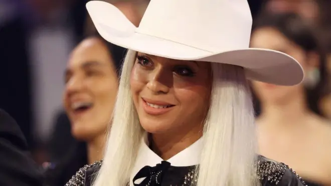 Beyoncé yambaye ingogero y'umweru arimo guseka