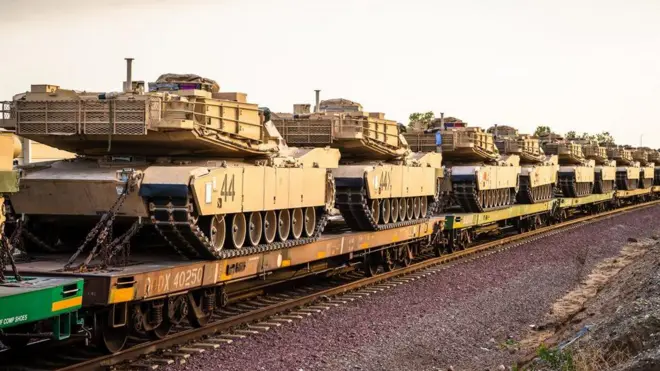 Train wey dey carry battle tanks