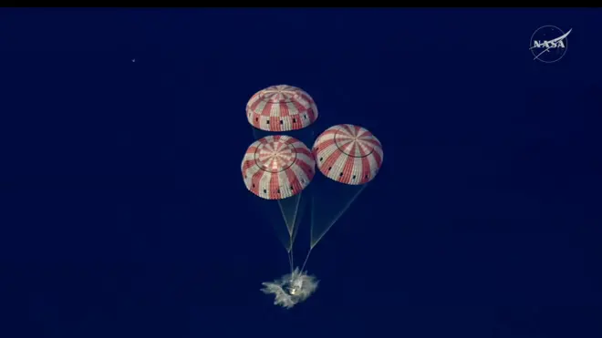 Капсула "Орион" с парашютами приводнилось в Тихом океане