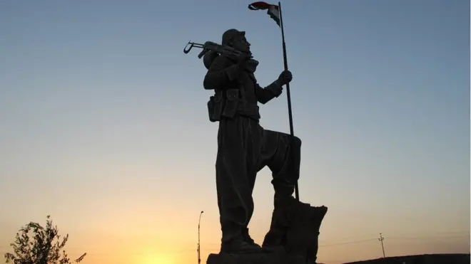 yapımı henüz bitmiş devasa bir Peşmerge heykeli