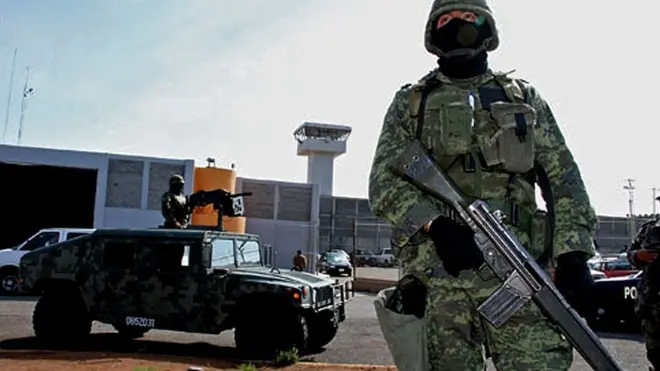 Militares ante la prisión de Piedras Negras, Coahuila, México, el 18 de septiembre de 2012, después de la fuga de decenas de prisioneros.