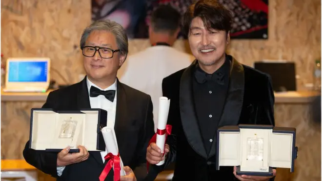 박찬욱 감독(왼쪽)과 배우 송강호가 28일(현지시간) 프랑스 칸 팔레 데 페스티벌(Palais des Festivals)에서 열린 '제75회 칸 국제영화제' 폐막식에 참석해 트로피와 함께 포즈를 취하고 있다