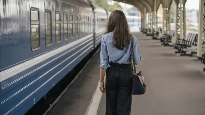 Mujer en una plataforma de tren