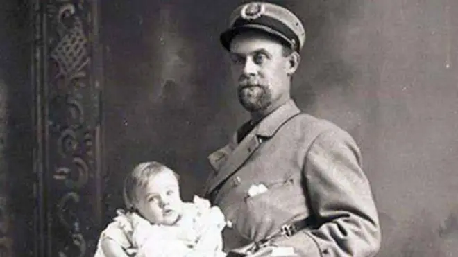 Umugabo ari kumwe n'umwana