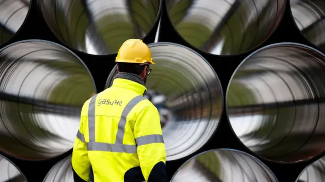 Труби для газопроводу в Гамбург від нового терміналу для прийому зрідженого газу на узбережжі Північного моря в Німеччині. Європа терміново замінює російський трубопровідний газ морськими постачаннями скрапленого