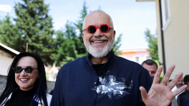 Edi Rama i njegova supruga Linda nakon glasanja u nedelju, 11. maja