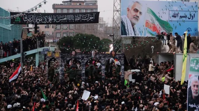 تدفق مئات آلاف إلى الشوارع في أنحاء مختلفة من إيران للمشاركة في تشييع قاسم سليماني.