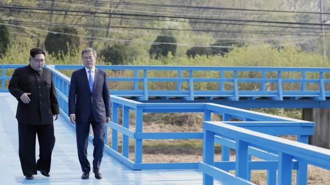 지난해 4월 판문점 공동경비구역 도보다리를 걸으며 대화 중인 납북 정상