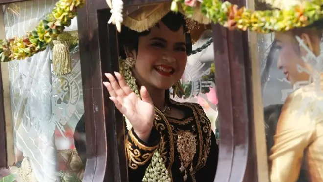 Di kereta kencana yang dihiasi penuh bunga itu, Kahiyang Ayu didampingi oleh Gibran Rakabuming Raka, Selvi Ananda dan cucu presiden, Jan Ethes Srinarendra.