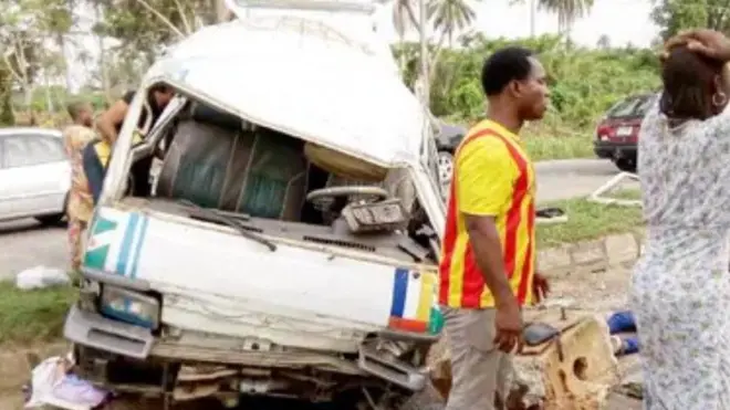 Bọọsi kan run jege tori ijamba ọkọ, awọn eeyan mẹrin duro yika rẹ
