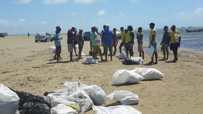 Prefeitura pagou diárias para que pessoas retirassem a pasta de óleo do Pontal do Peba, em Alagoas
