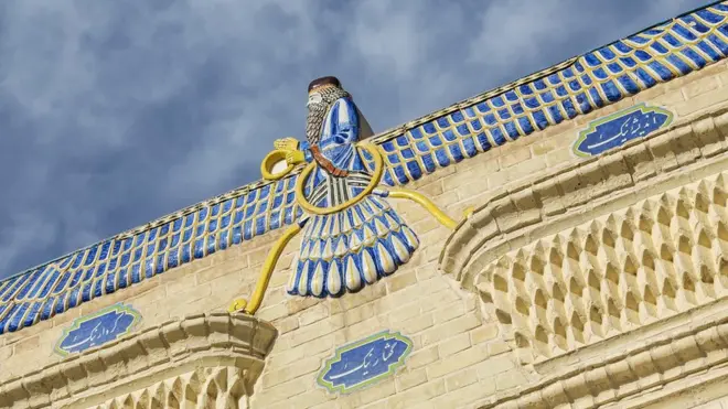 Simbol Zoroastrianisme di Kuil Api di Yazd, Iran.